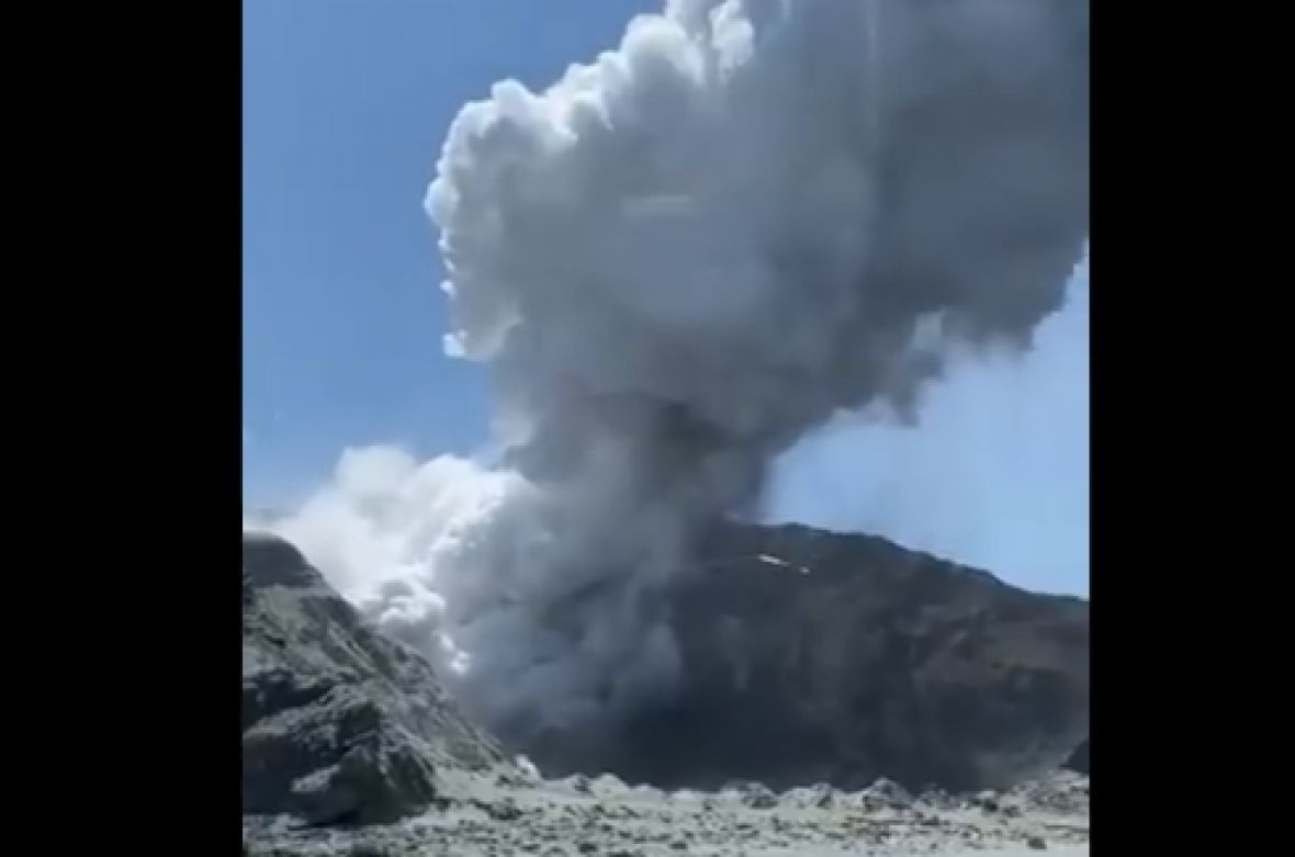 Tragjedi në Zelandën e Re: Shpërthen vullkani me turistët në prag të kraterit (video) 9 vulkan novizeland erupcija prtscrf