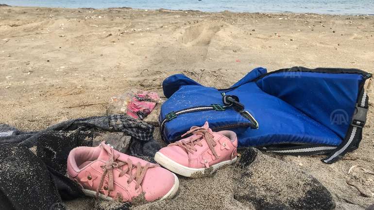 TRONDITËSE/ Fëmijë të mbytur në Egje: Aylan Kurdi rishfaqet në variantin e rrobave 6 cipelice anadolija 1