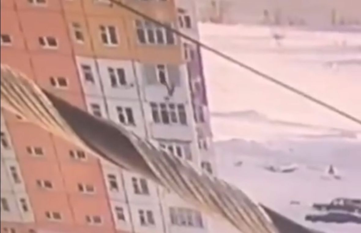 Gruaja mbijeton nga rënia prej katit të 9-të: gjithçka filmohet rastësisht 15 pad sa devetog sprata screen