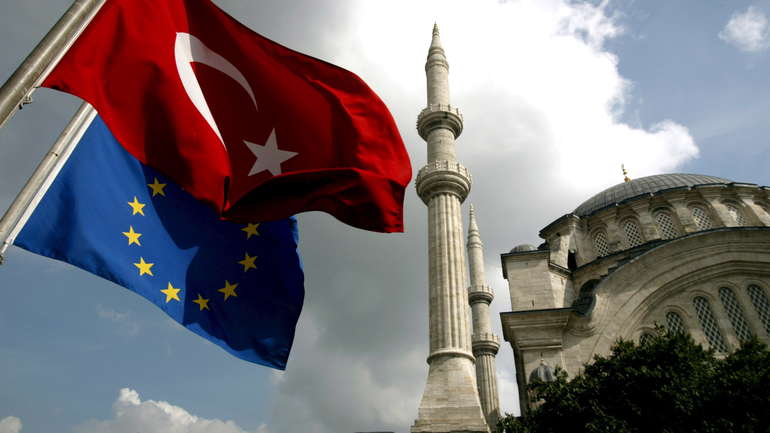Raportuesi i PE për Turqinë: Procesi i pranimit në BE nuk duhet të ndërpritet 17 turska eu zastave epa 1