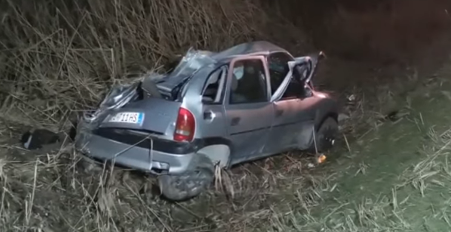 Aksi Lushnje-Berat, makina përplaset dhe përfundon në kanal, shoferi në gjendje të rëndë