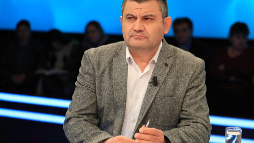 Mentor Kikia i revoltuar pas Festivalit të 58-të: Boll me palaço rrugësh, këngëtarka me fytyrë silikon e prezantuese pa brekë