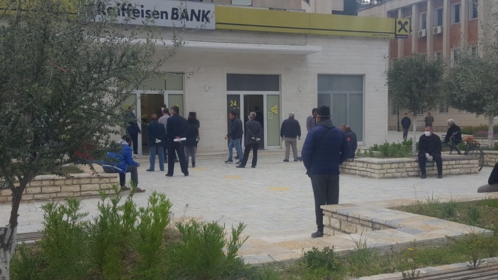 Covid-19/ Beratasit grumbullohen nëpër banka