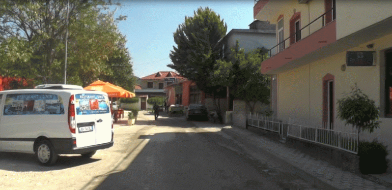 Vdiq në karantinë në Durrës pas mbërritjes nga Italia. 60-vjeçari nga Berati përcillet në banesën e fundit nga bashkëshortja. Fqinjët: S’mundëm t’i hidhnim një grusht dhé