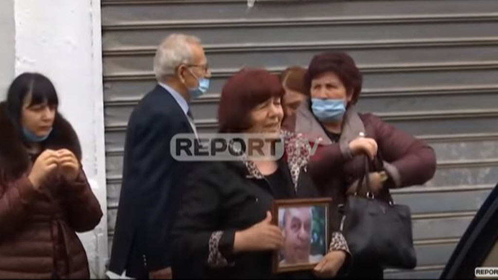 Me duartrokitje, ashtu siç e meriton një artist i madh, Rikard Larja është përcjellë në banesën e fundit!