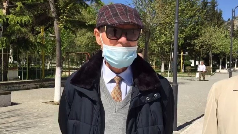 Berat/ ‘Ne duam përditë jo njëherë në muaj’, pensionistët: Të paktën sot lëvizëm pak këmbët