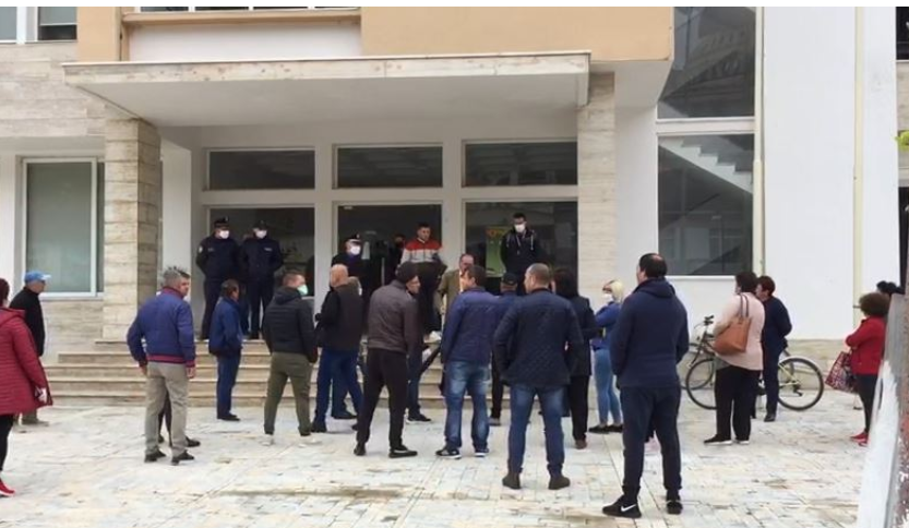 “Duam pagën e luftës, nuk kemi para për të mbajtur familjen”, tregtarët e Beratit dalin në protestë