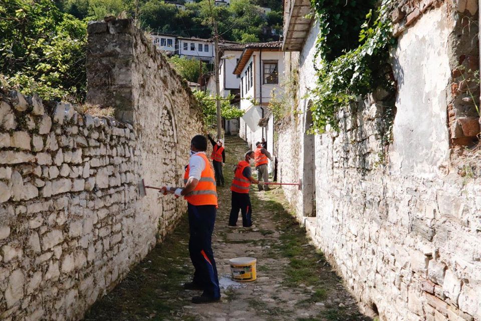 Berat, mirëmbajtje mureve dhe sokakëve të ansambleve muzeale të “Goricës” e “Mangalemit”