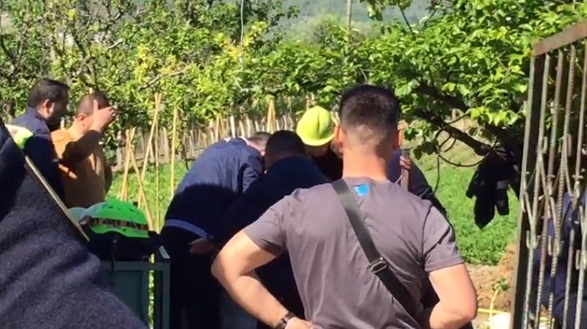 VIDEO/ Ja momenti tragjik kur nxirren nga pusi viktimat në Berat