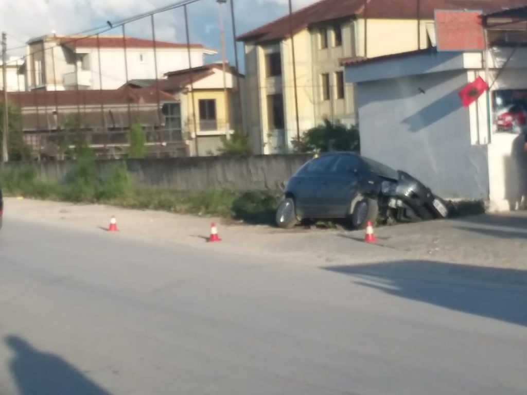 Aksident i rëndë në Berat, makina me tre të rinj përfundon në kanal (FOTOT)