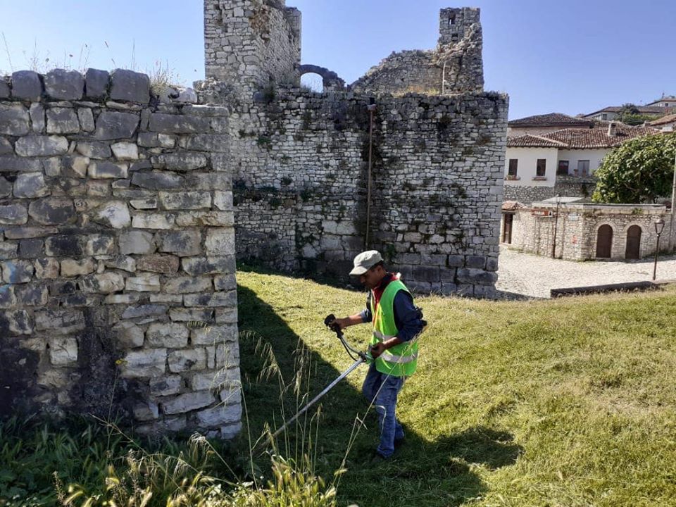 Kalaja e Beratit pastrohet nga vegjetacioni, gati për të pritur turistët e parë