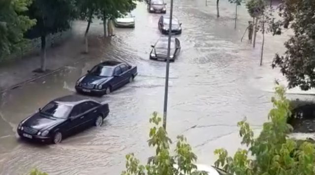 Shiu përmbyt Beratin, breshëri shkatërron të mbjellat në Librazhd