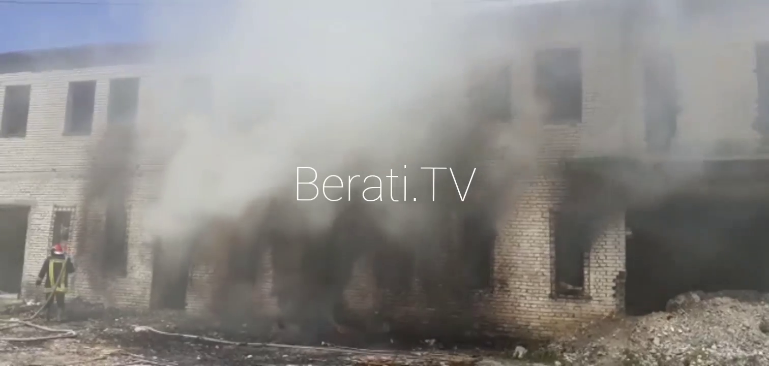 Lajmi i fundit/ Përfshihet nga flakët magazina në Berat (video)