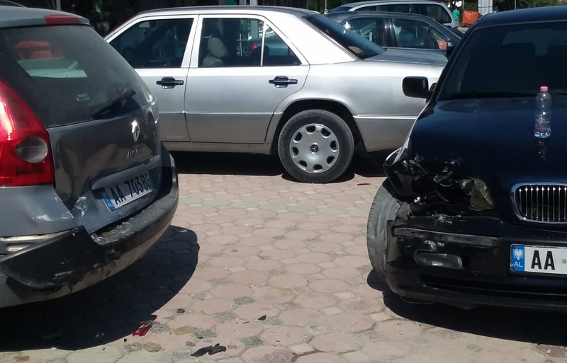 Berat/ BMW “fluturon” dhe futet brenda rrethimit të dyqanit