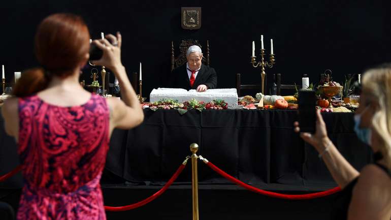 Denoncim me art: Netanyahu, ky hedonist në “Darkën e Fundit”