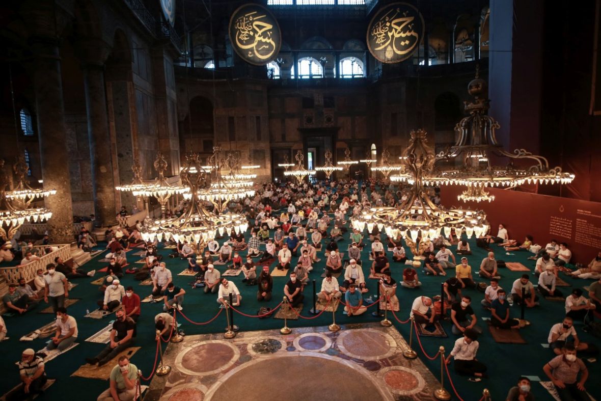 Bajrami i parë PAS 86 vjetësh në Hagia Sophia: xhamia e famshme “lahet” në trëndafil!