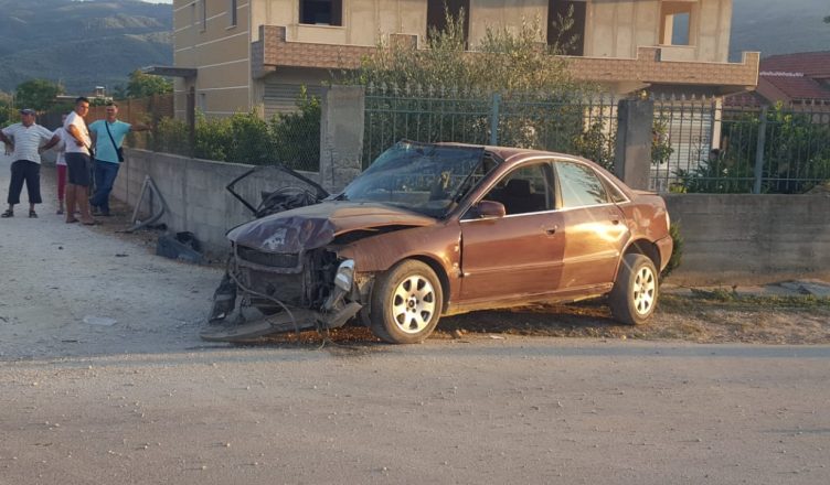 Berat/ Mjeti humb kontrollin dhe përplaset me shtyllën, rëndë shoferi dhe pasagjeri