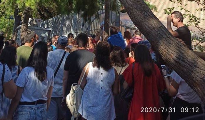 “Nuk është lojë fëmijësh diplomacia”, fotot alármante nga ambasada shqiptare në Greqi: Jep dorëheqjen Gent Cakaj, njerëzit njëri mbi tjetrin (Arsyeja)