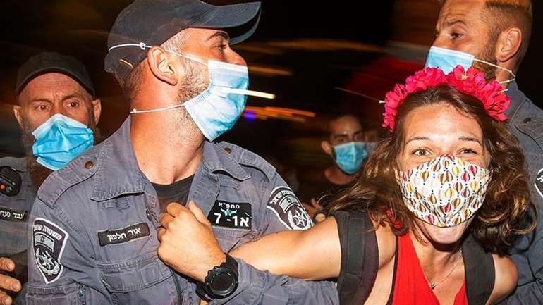 “Bibi ik!”: s’ndalen protestat anti-Netanyau në Izrael, dhurim maskash dhe arrestime nga policia