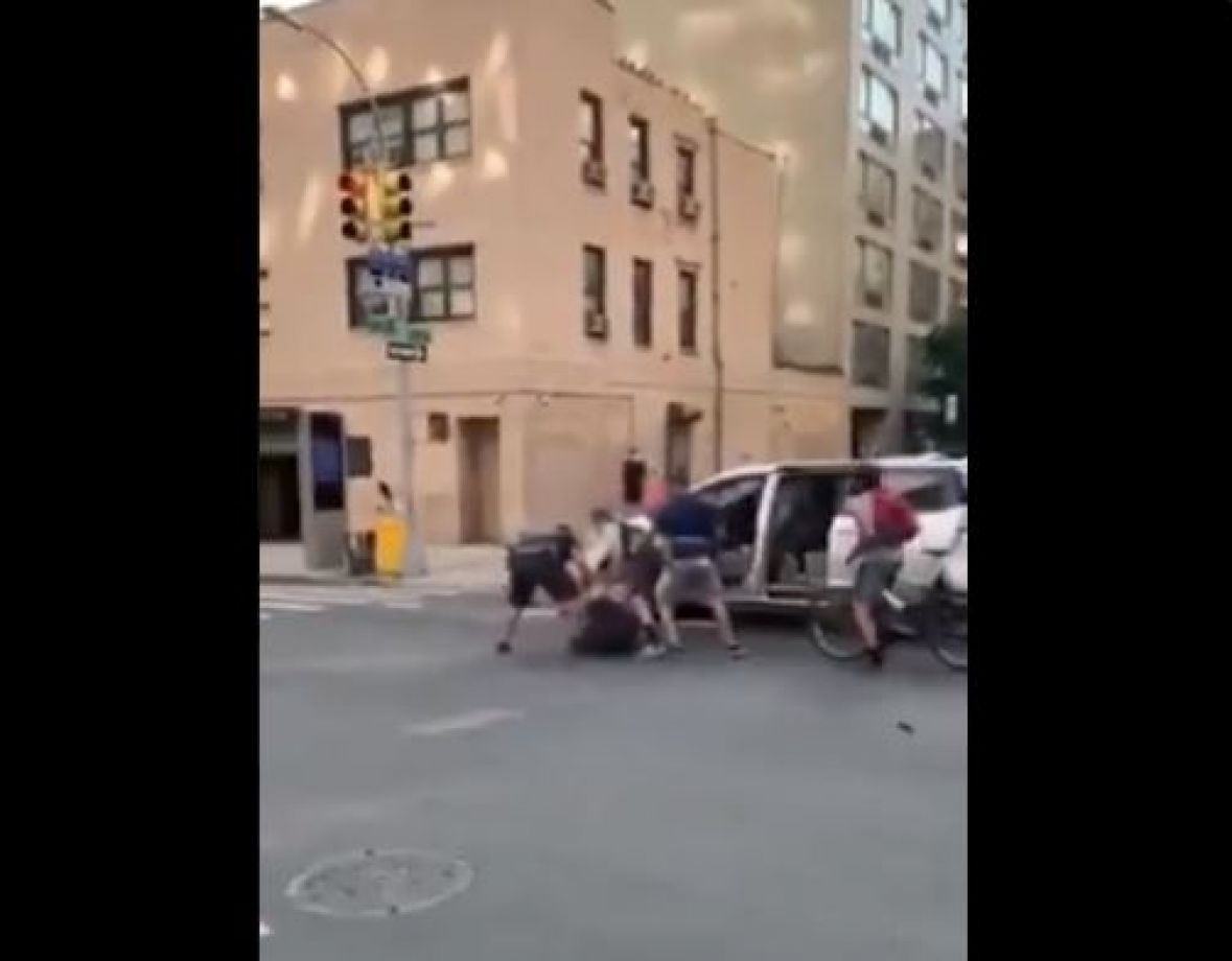 Tjetër video virale nga SHBA: policia “i tregon” vendin një transi, por penalizohet nga rrobat civile