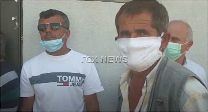 Berat/ Pamje alarmante nga zyrat e ALEAT, qytetarët ngjitur me njëri tjetrin: Kemi maska (Video)