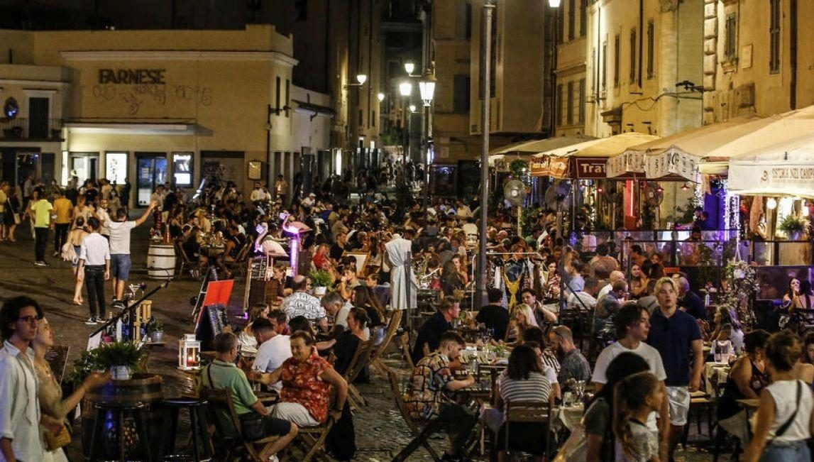 “Pagesa” e relaksit: 239 raste të reja të infeksioni në Itali, mbyllet një plazh