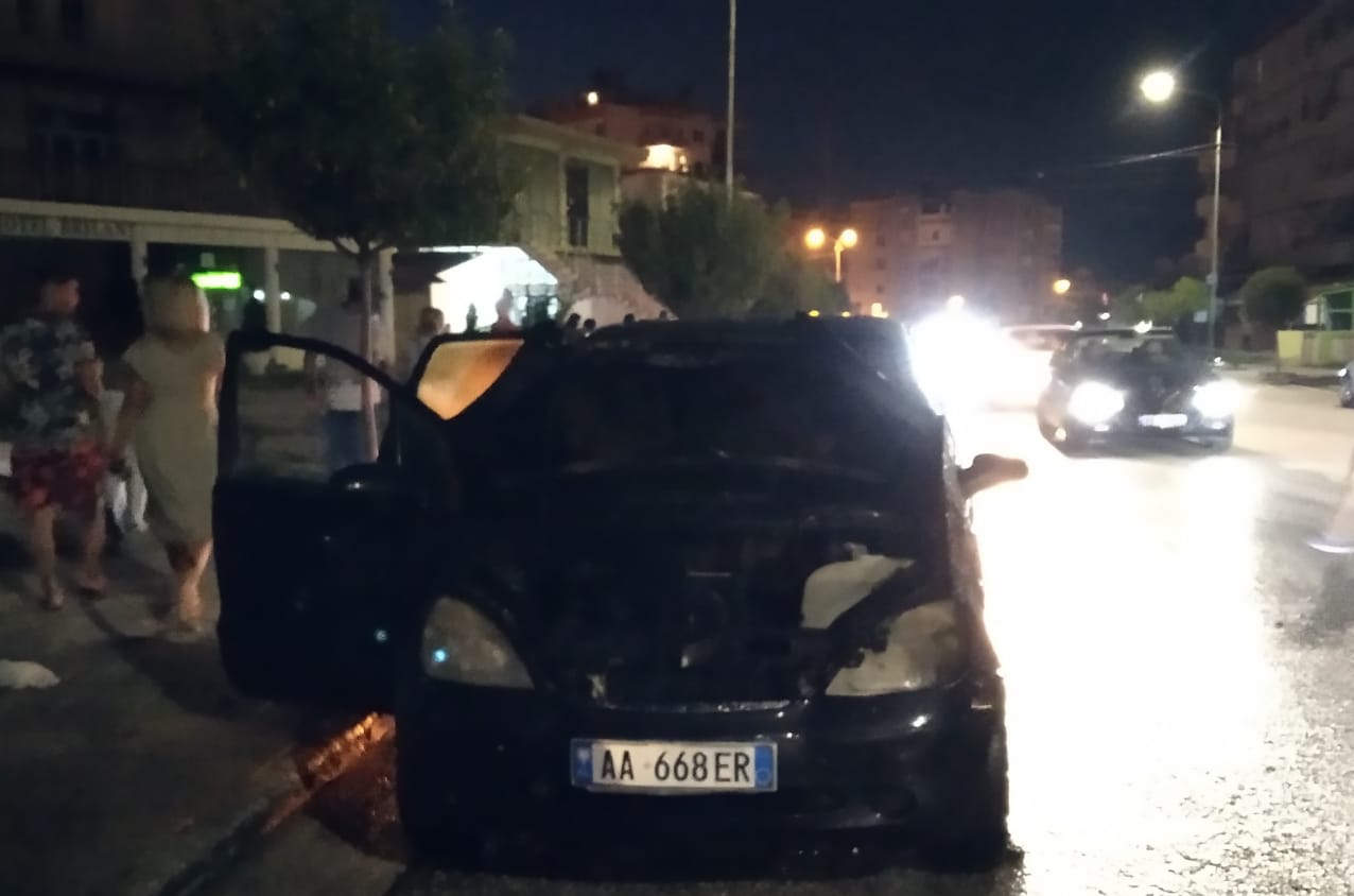 Lajmi i fundit/ Merr flākë automjeti në ecje në Berat