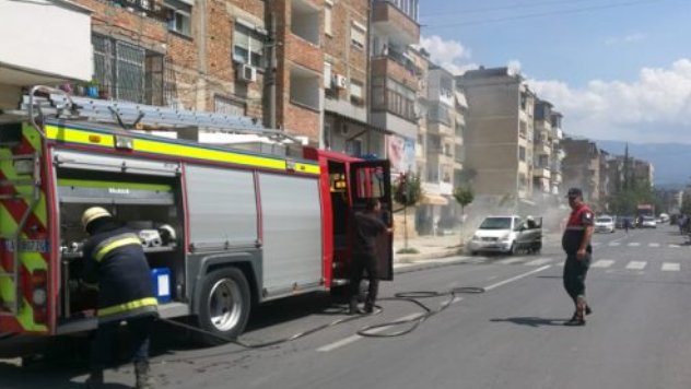 Cfarë po ndodh?! Digjet nje tjeter makinë në Berat, shpëton për mrekulli shoferi