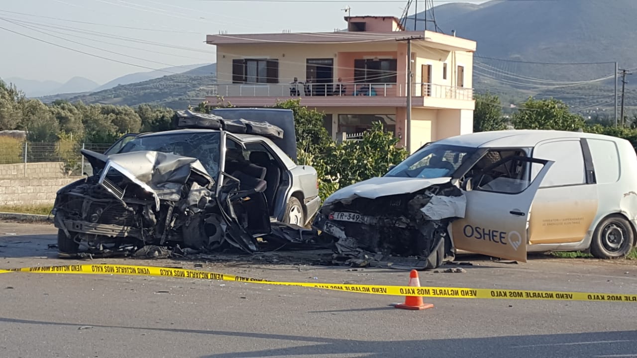 Berat/ Mjetet përplasen kokë më kokë dhe bëhen copë! Video nga aksidenti i frikshëm me 3 të plagosur rëndë (emrat)
