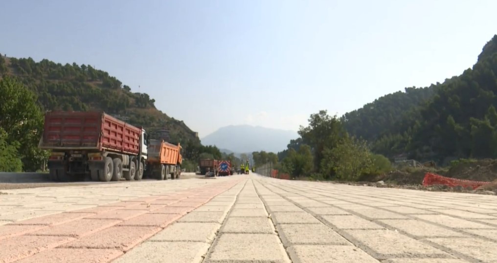 Bypass-i i vogël i Beratit, rrugë tërësisht e re që lehtëson trafikun dhe iu kthen banorëve peizazhin e fshehur të lumit