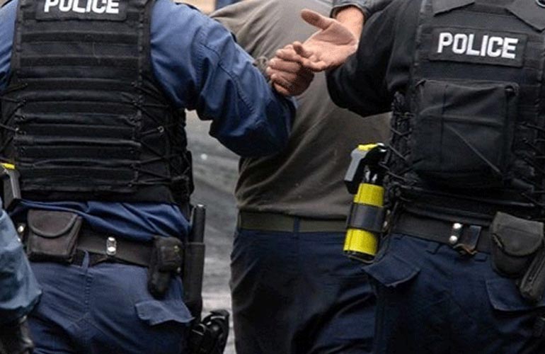 Berat/ I rrëmbeu celularin nga dora shtetases. Policia e ‘fundos’ pas kontrollit në banesë