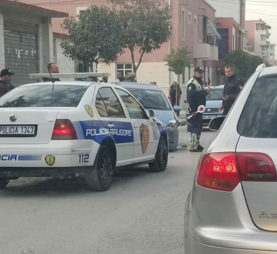 Aksident në Berat, makinat përfundojnë mbi trotuar në një zonë mjaft të populluar (Plagosen 2 persona)
