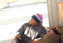 Me një batanije kalojnë dimrin. Çifti i moshuar nga Berati endet rrugëve