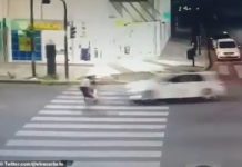 Video/ Po kalonte bashkë me të ëmën te vijat e bardha, makina futet me të kuqe në semafor, përplás për vdêkje 5-vjeçarin