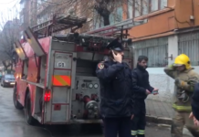 Zjarr në një apartament në Korçë, lëndohet një person