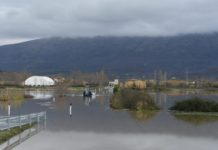 Situatë e rëndë në Lezhë, zona të tëra nën pushtetin e ujit