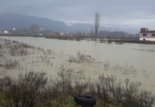 Situatë e rënduar në qarkun Durrës/ Përmbyten banesa e toka, evakuohen disa familje