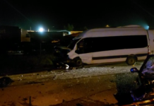 Tmerr në Elbasan/ 9 të plagosur nga përplasja e furgonit të pasagjëve me automjetin