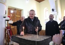 Presidenti Meta lutet në Kishën e Shën Athanasit në Selenicë: Shërim të shpejtë të gjithë shqiptarëve të prekur nga COVID-19!