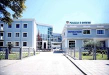 E rëndë në Tiranë/ 54-vjeçarja bie nga lartësia, dërgohet urgjentisht në spital. Detajet nga ngjarja