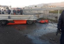 Detaje të reja nga aksidenti i rëndë/ Pas shuarjes së flakëve nxirren nga makina drejtuesi dhe pasagjeri. Shoferi niset me urgjencë në spitalin e Traumës