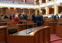 Sesioni i jashtëzakonshëm/ Kush ishin gjashtë deputetët që nuk votuan pro ndryshimeve në qeveri dhe mungesat