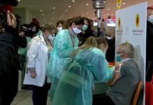 Mjekët dhe infermierët vazhdojnë të marrin dozat e vaksinës