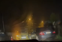 Shiu i tepërt nuk “tremb” shoferët/ Bëjnë gara në mes të qytetit, përplasin “kokë më kokë” dy automjetet