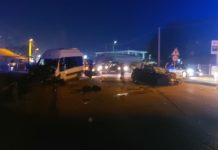 Aksidenti në Elbasan/ Policia komunikatë zyrtare: Janë plagosur 5 pasagjerë të mikrobusit dhe 2 personat në mjetin Volsëagen, ja si shfaqet gjendja e tyre