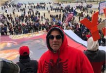 Me shqiponjën dykrenare stampuar në bluze, John Alite udhëhoqi protestën pro Trump në SHBA