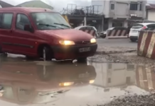 Pellgje uji dhe balte, duhet të kalosh me “çizme” në Astir, shiu përkeqëson gjendjen e rrugëve