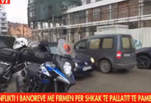 Video live/ Konflikt për mospërfundimin në kohë të pallatit te Astiri, një qytetar mbetet i lënduar, disa të tjerë të shoqëruar