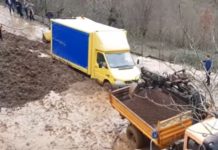Rrëshqet dheu, balta pushton rrugën, bllokohet katër orë aksi Burrel-Tiranë