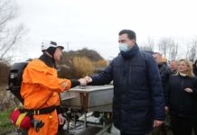 “Kohë të vështira për Shqipërinë”, Basha me apel për qeverinë pasi viziton zonat e përmbytura: Qytetarët kanë nevojë për ushqime, ujë dhe ilaçe!